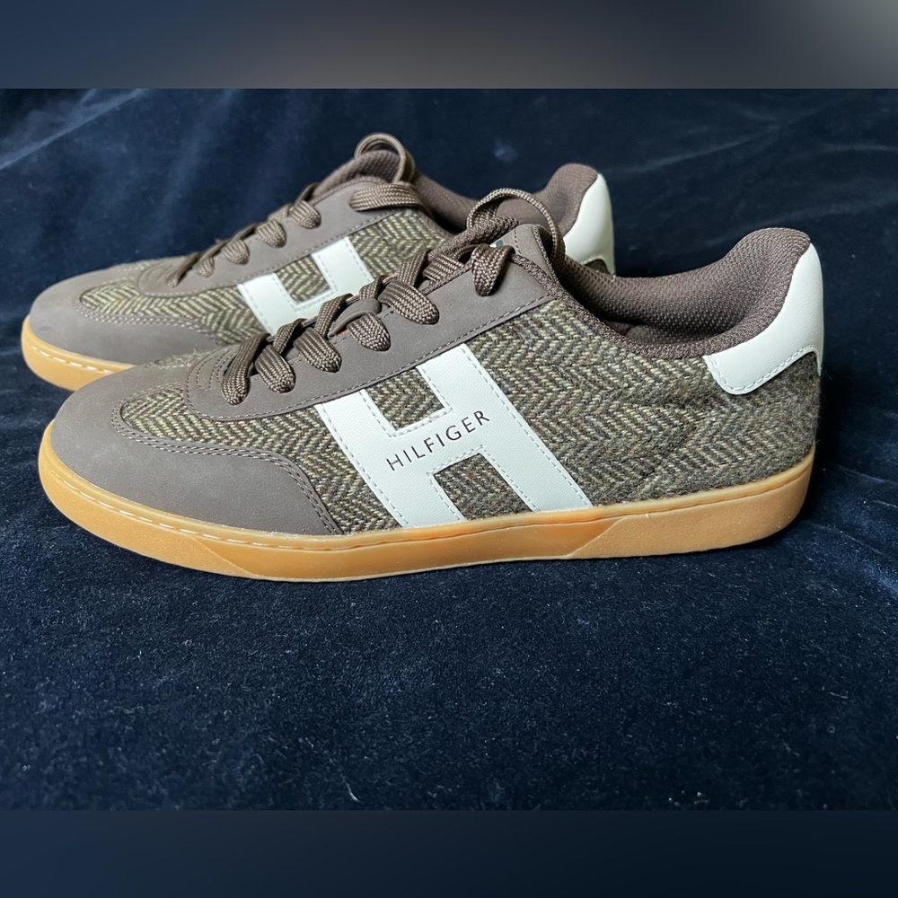 NWOT! Trendy Tommy Hilfiger Herringbone Low-Top Sneakers with Logo, Size 8.5